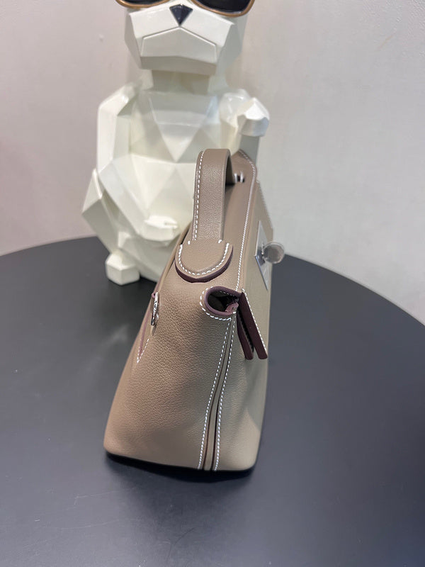  shoulder bag interior and compartment view 9