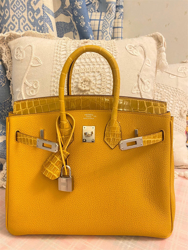  essential everyday bag detail view showing craftsmanship 8