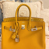 essential everyday bag detail view showing craftsmanship 8
