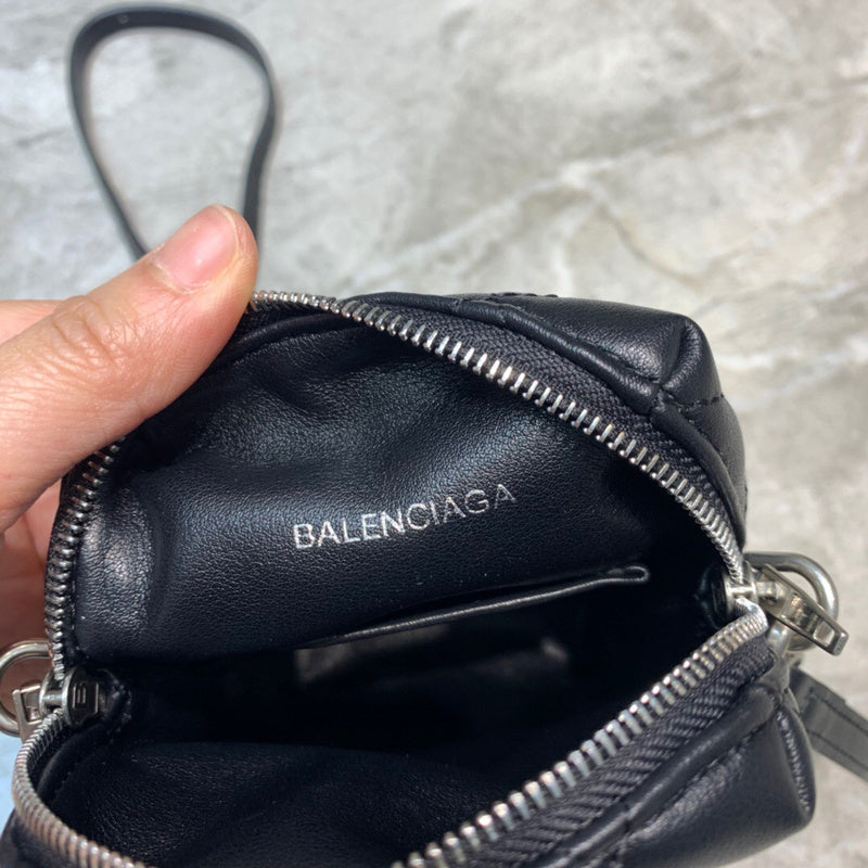 Sleek Faux Leather Handbag - Statement Silhouette | Women's Everyday Carry Handbag #1039 - texture close-up (image 9) of designer-inspired handbag