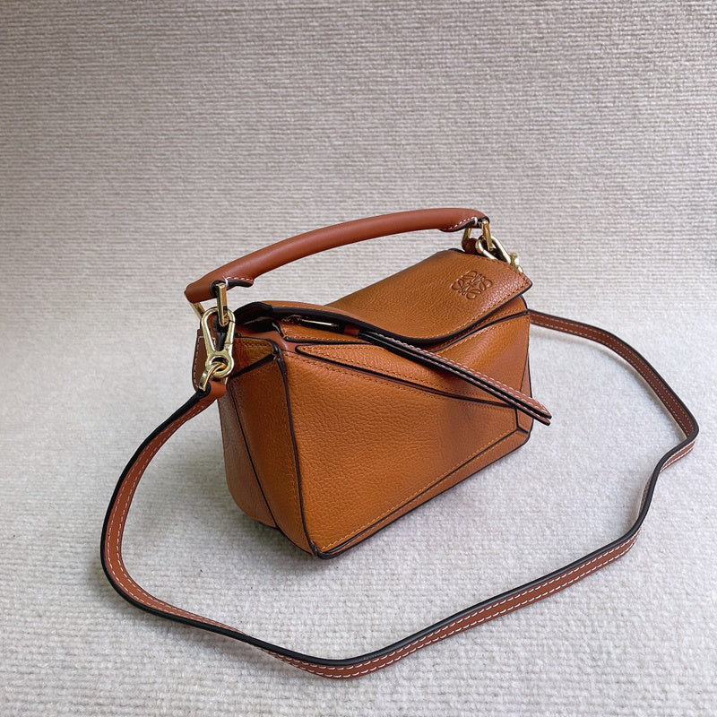 Ziva's Charm handbag – close-up view (18cm*12cm*7cm)