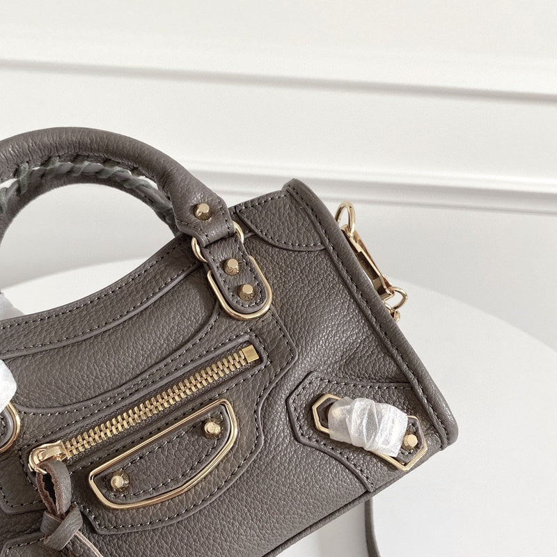 Zivas Charm Classic Sensibility Statement Handbag (Statement-Ready Design) – Styled Look