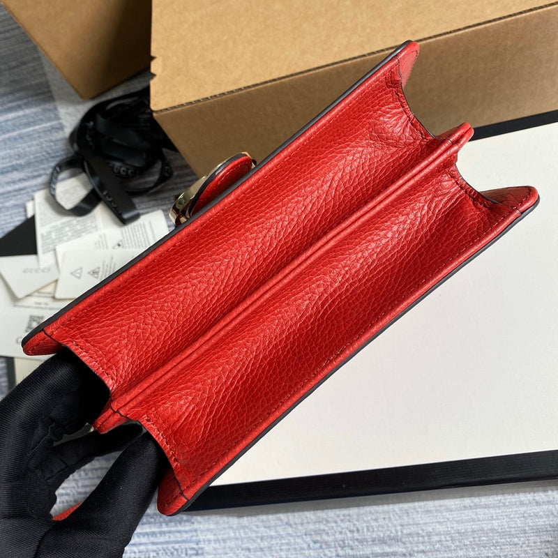 Handle and strap detail of everyday-luxe chic women's handbag – women's everyday handbag