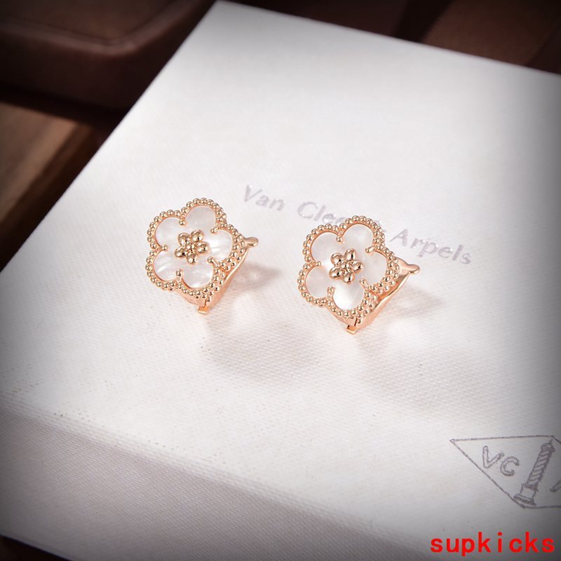 Angled view of Van Cleef & Arpels unisex jewelry piece