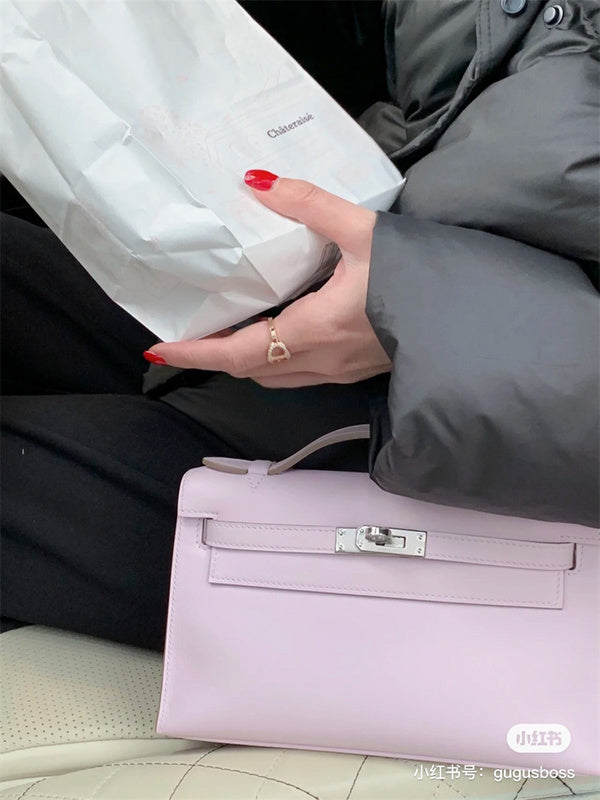  carryall bag close-up of hardware and finish