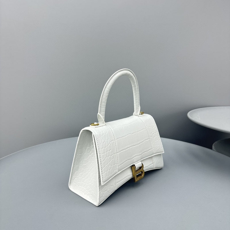 Zivas Charm Contemporary Flair Statement Handbag (Refined Practical Design) – Lifestyle Shot