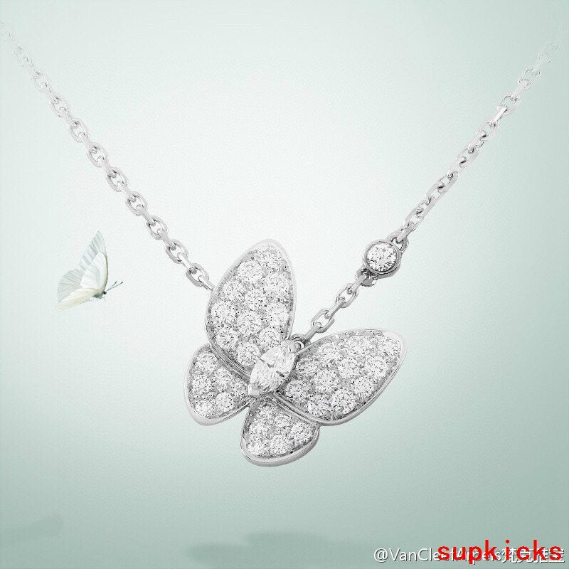 Side view of Van Cleef & Arpels unisex jewelry piece