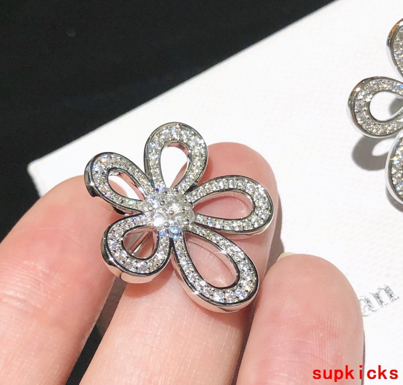 Front view of Van Cleef & Arpels unisex jewelry piece