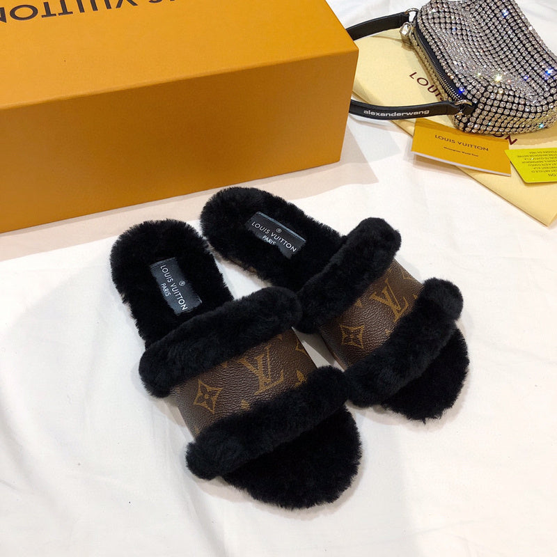 Front view of Louis Vuitton luxury piece style No.038