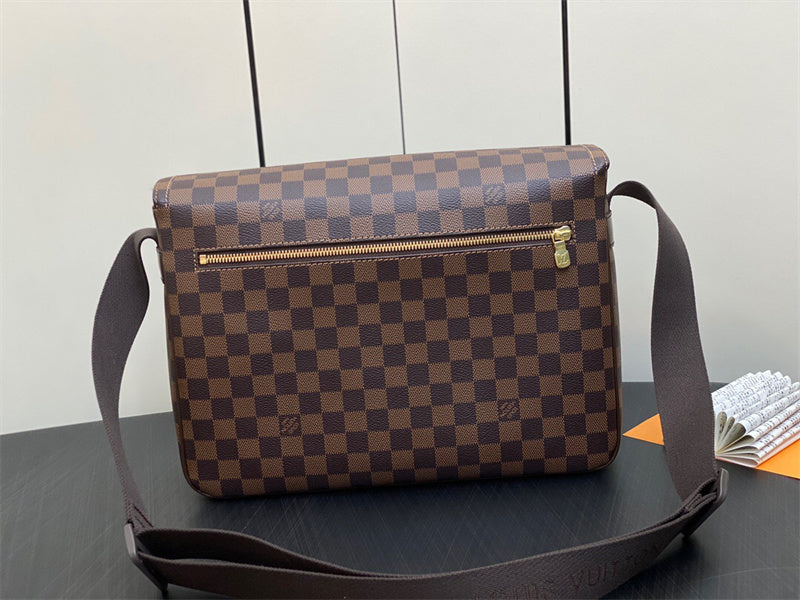  streamlined everyday bag detail view showing craftsmanship 8