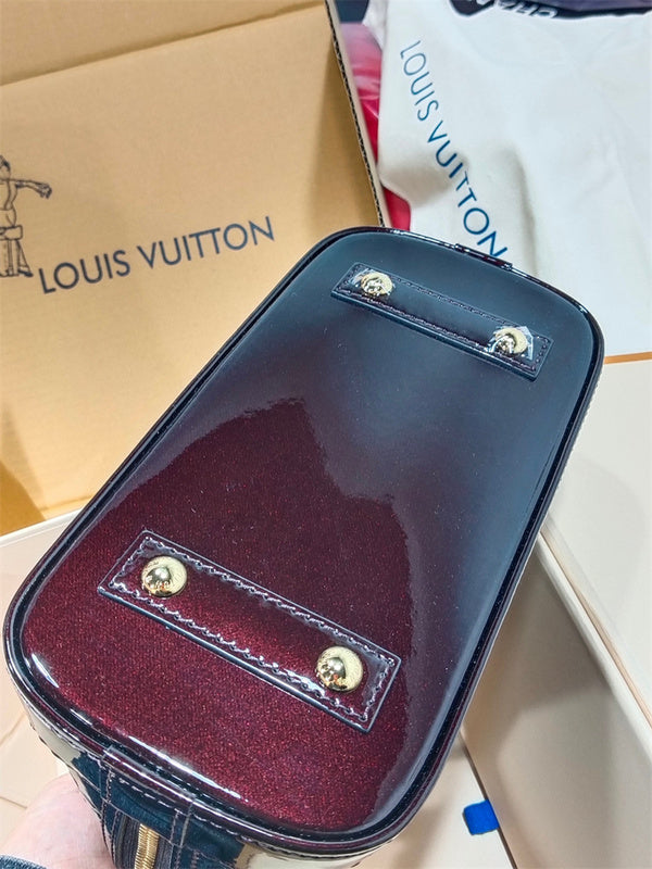  Chic top-handle bag carried on shoulder 10