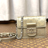  Streamlined shoulder bag front view