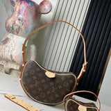  Sophisticated tote bag front view
