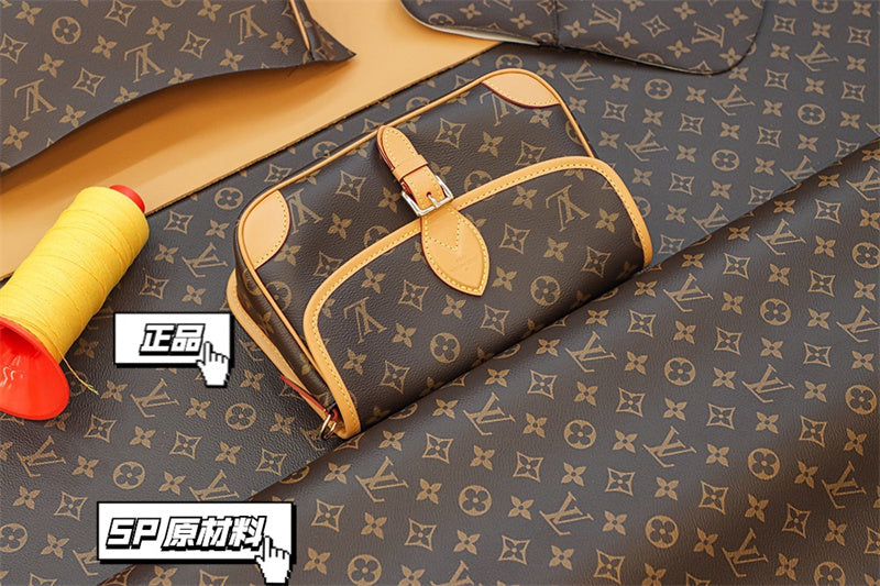  chic shoulder bag detail view showing craftsmanship 32