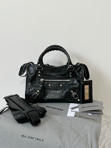 Zivas Charm Chic Craftsmanship Statement Handbag (Elevated Daily Companion) – Front View