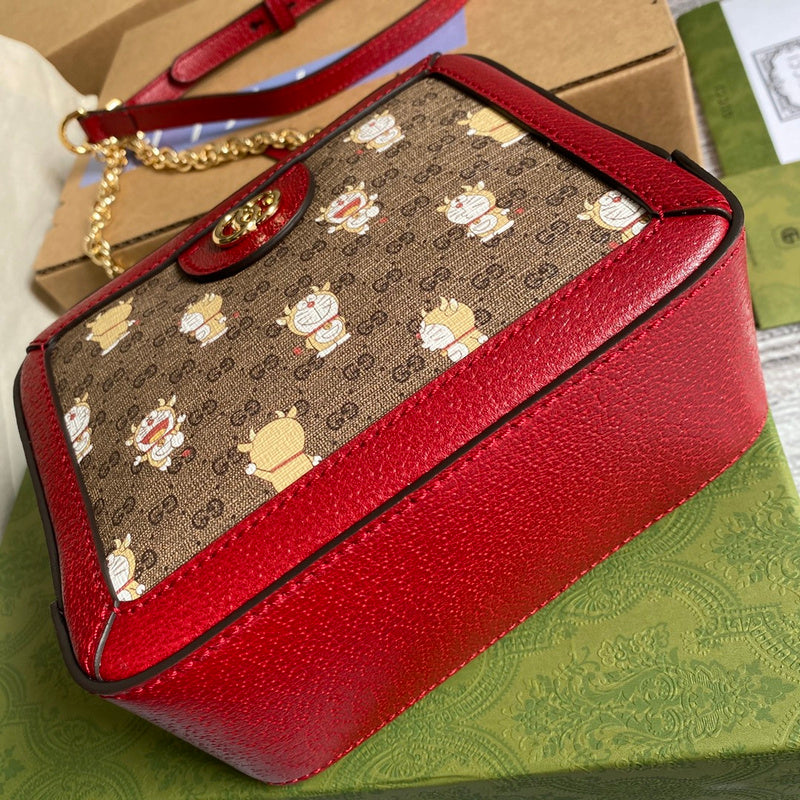 Handle and strap detail of structured sleek women's handbag – women's everyday handbag