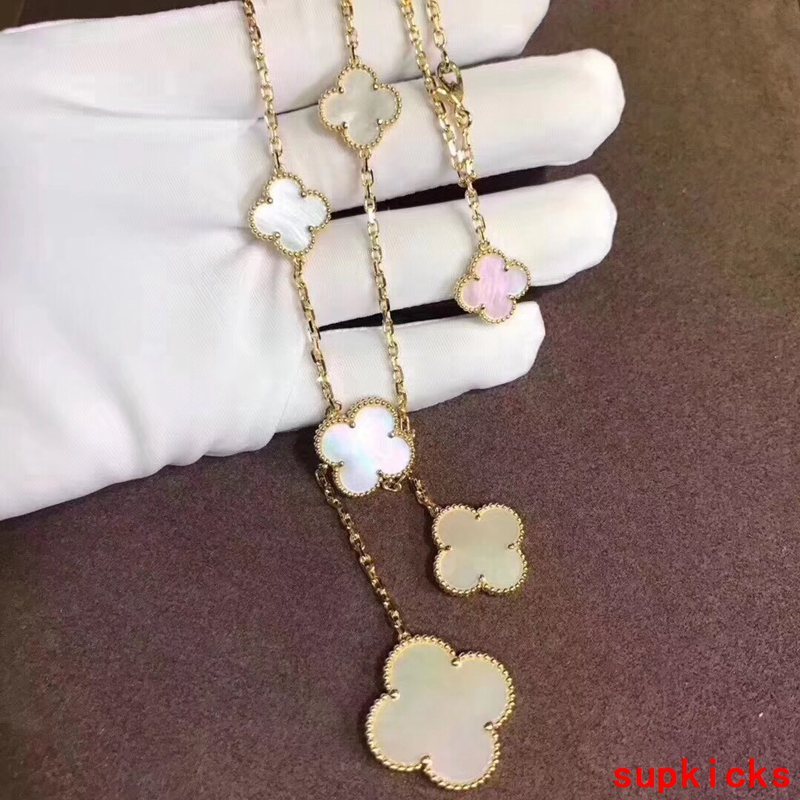 Close-up detail view of Van Cleef & Arpels unisex jewelry piece