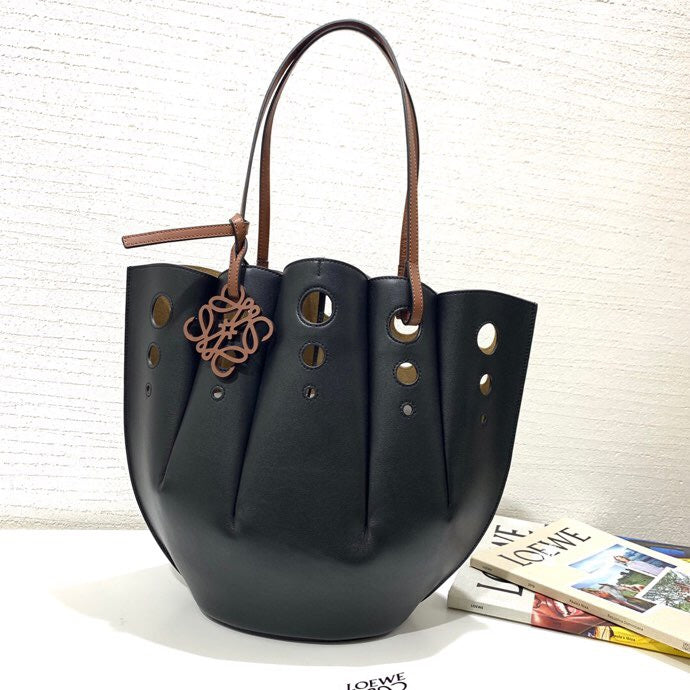 Ziva's Charm handbag – close-up view (39cm*34.5cm*16cm)