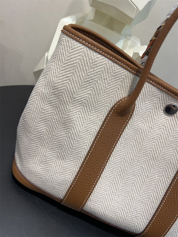 tote bag interior and compartment view 9