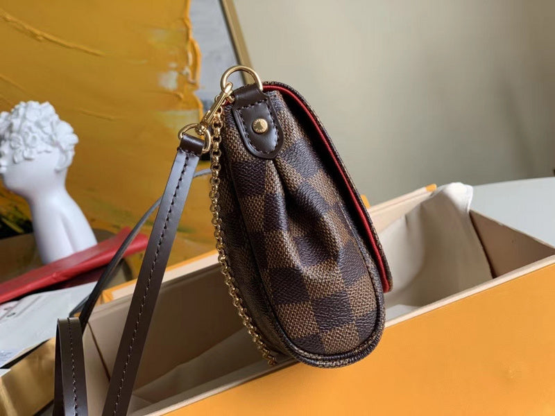 Handle and strap detail of modern classic women's handbag – women's statement bag