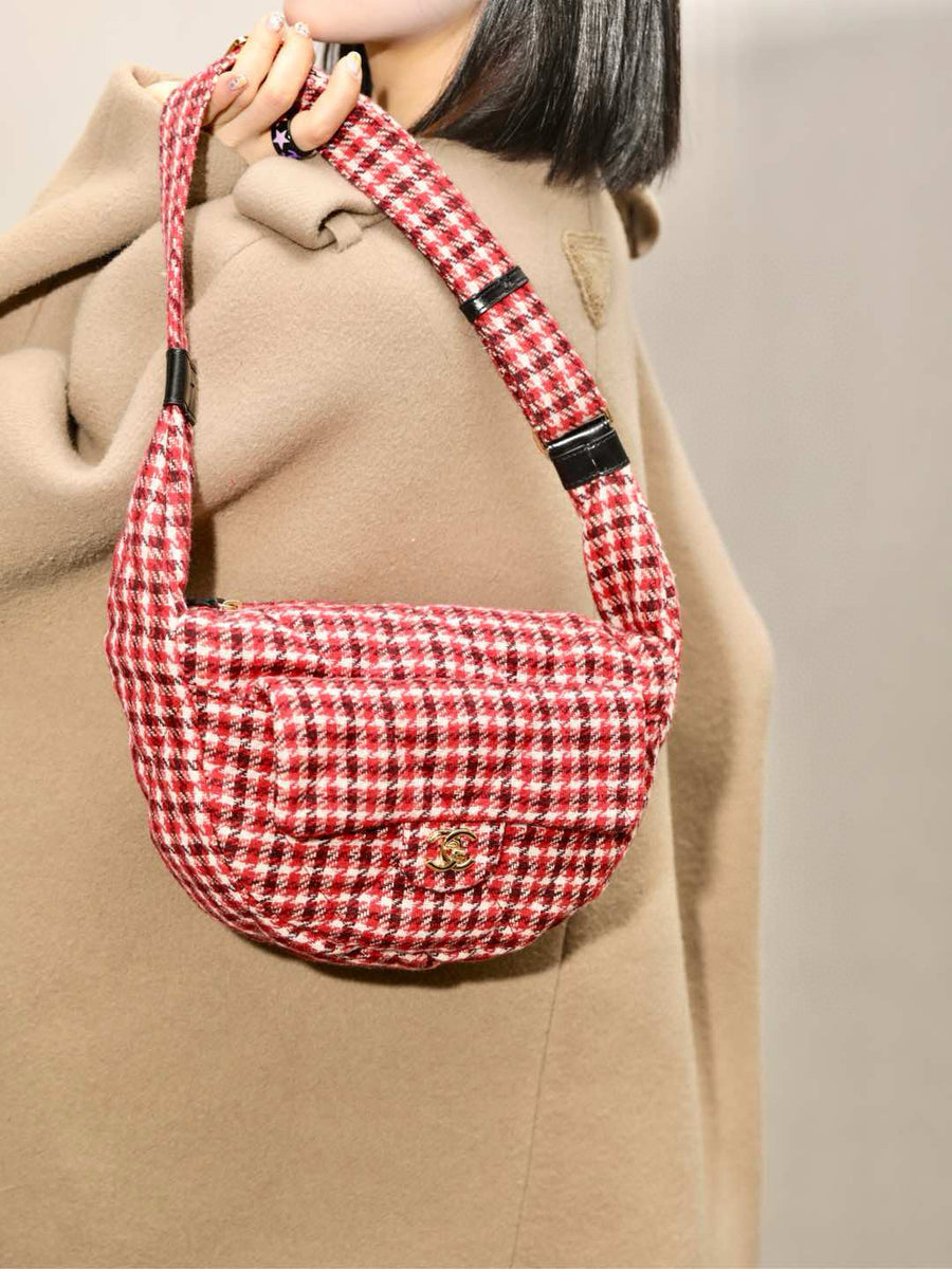 Chanel Large Hobo Bag detail shot – authentic designer craftsmanship