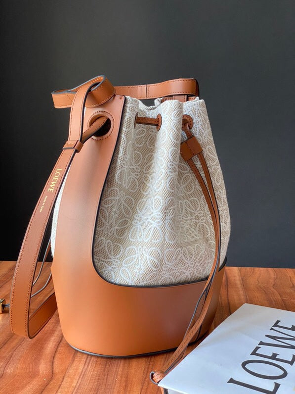 Ziva's Charm handbag – interior view (31cm*21.5cm*16cm)