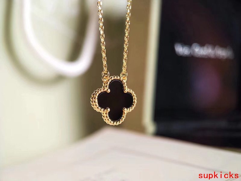 Angled view of Van Cleef & Arpels unisex jewelry piece