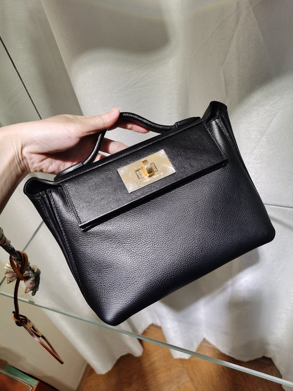  shopper bag interior and compartment view 27