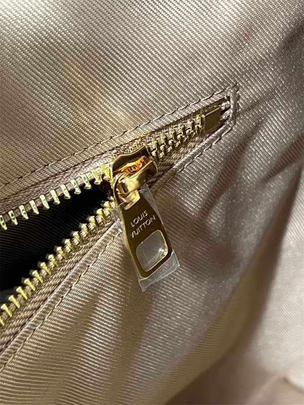  crossbody bag interior and compartment view 9