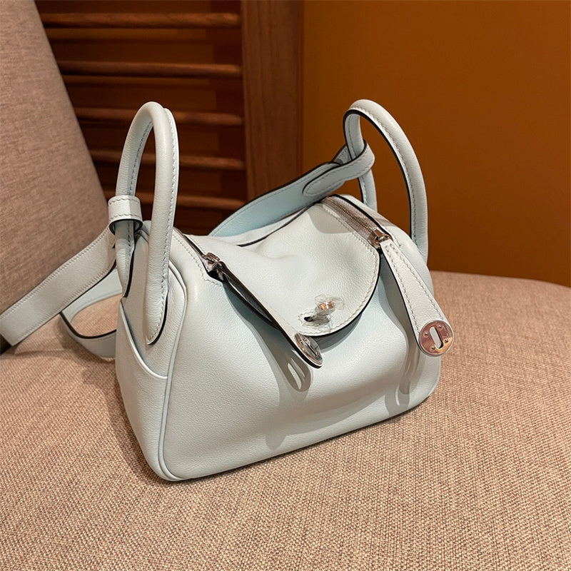  Modern carryall bag front view