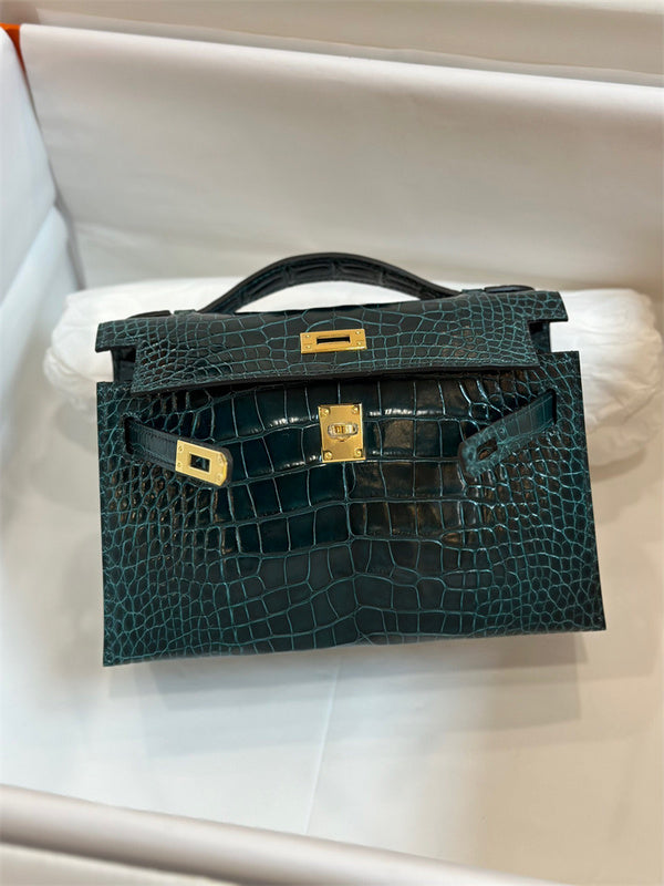 smart carryall bag styled with outfit 30