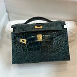  smart carryall bag styled with outfit 30