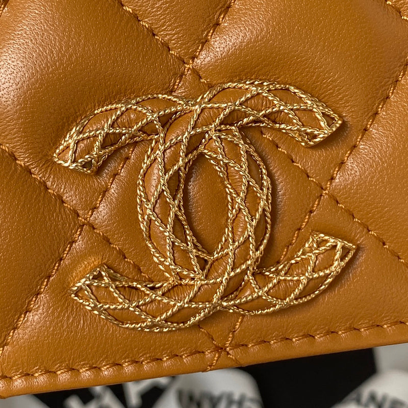 Ziva's Charm handbag – close-up view (one versatile size)