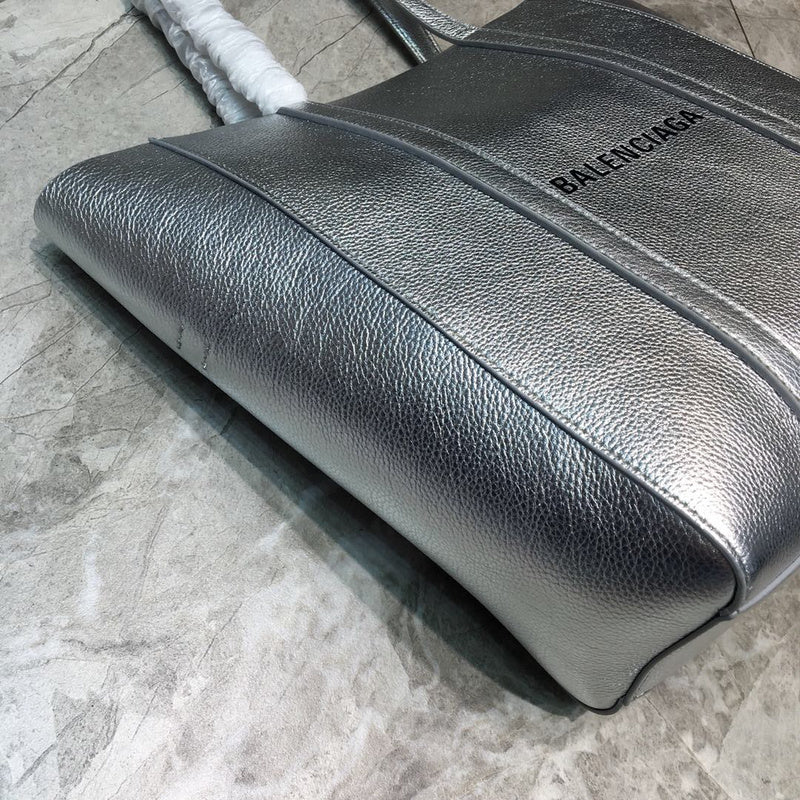 Contemporary Vegan Leather Handbag - Versatile Everyday Design | Women's Luxury Handbag #926 - hardware and detail close-up (image 5) of designer-inspired handbag