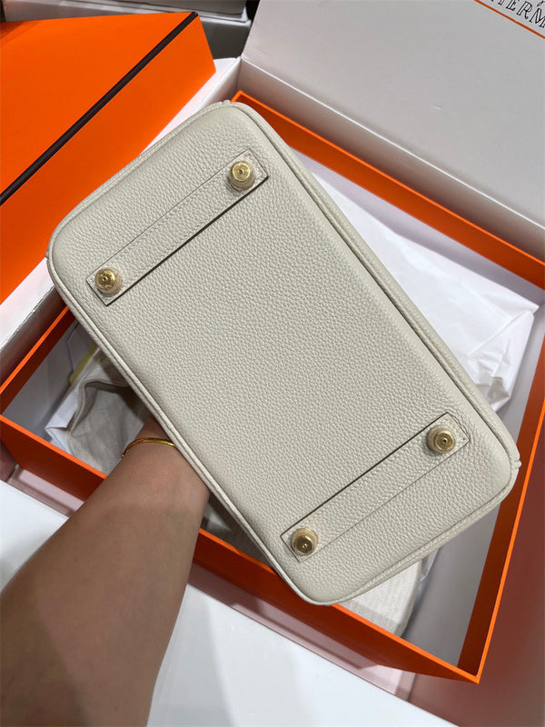  Contemporary tote bag carried on shoulder