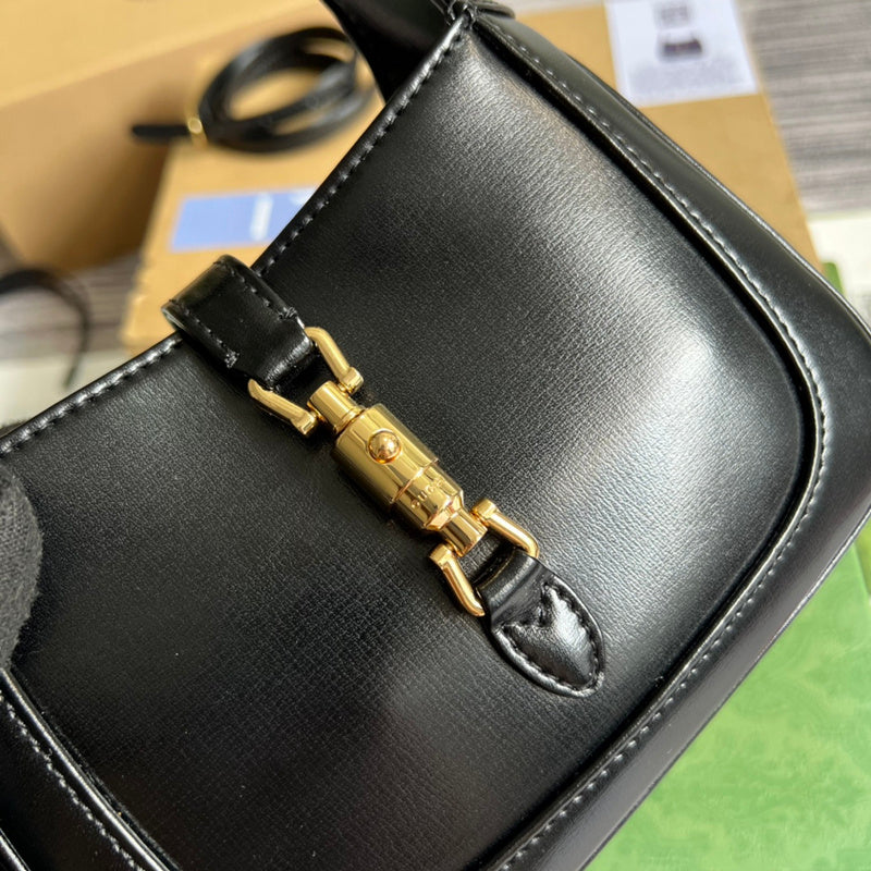 Handle and strap detail of structured everyday-luxe women's handbag – women's premium purse