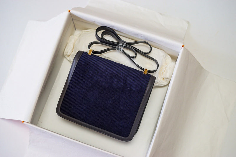 Interior view of effortless premium bag
