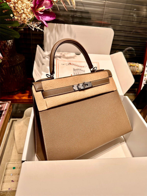  Structured top-handle bag front view 7