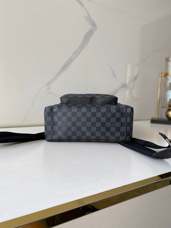 Side profile of premium modern women's handbag – women's designer-style accessory