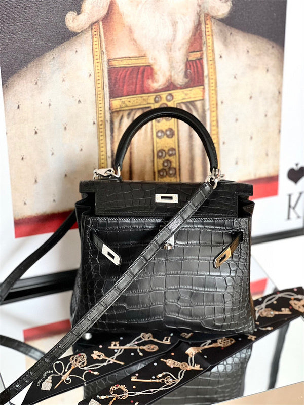  structured bag interior and compartment view 21