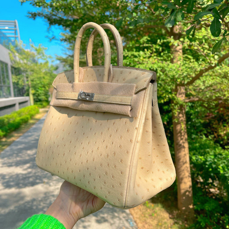 Effortless handbag styled for everyday wear