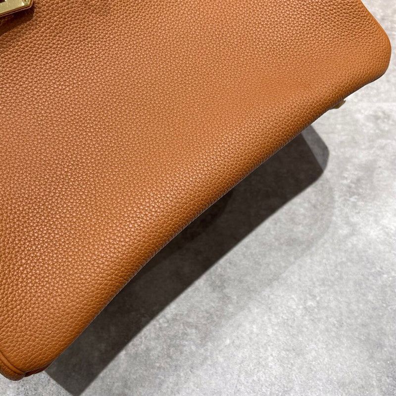 Crisp handbag styled for everyday wear