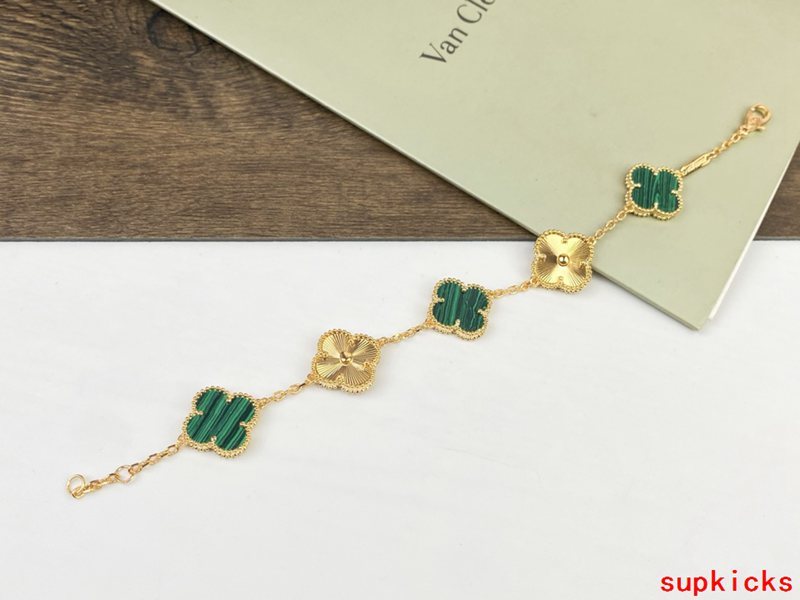 Full view of Van Cleef & Arpels unisex jewelry piece