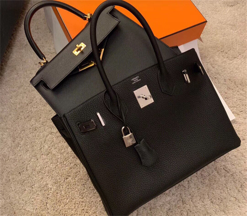  Polished shoulder bag carried on shoulder 10
