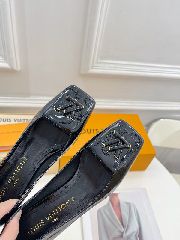 Louis Vuitton shoes Style 302 - top view showing design