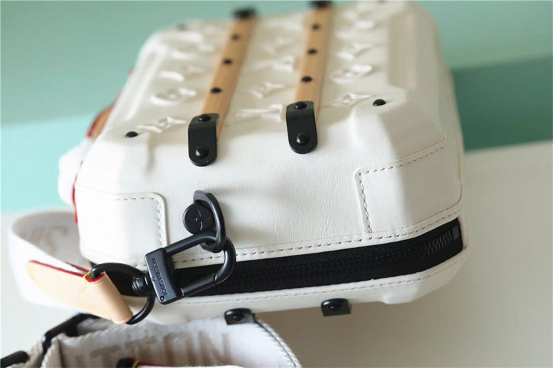  crossbody bag close-up of hardware and finish