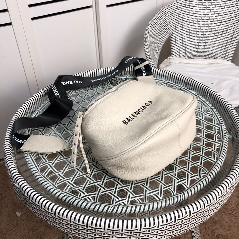 Handle and strap detail of everyday-luxe signature women's handbag – women's luxury accessory