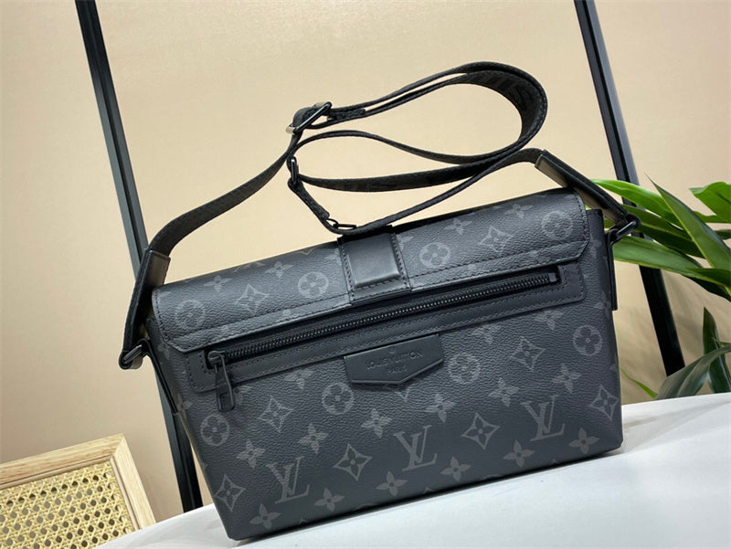  Refined top-handle bag carried on shoulder 10