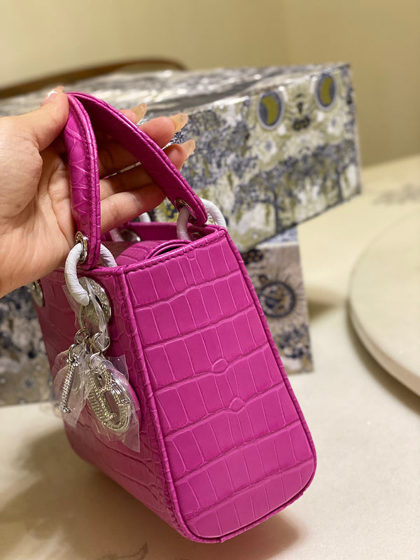 Handle and strap detail of everyday-luxe structured women's handbag – women's everyday handbag