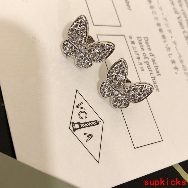 Side view of Van Cleef & Arpels unisex jewelry piece